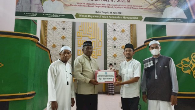 Bupati Buteng H. Samahuddin, SE saat menyerahkan bantuan pembangunan Masjid Quba. Foto: istimewa