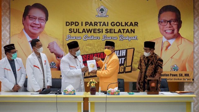 Ketua DPD I Golkar Sulsel Taufan Pawe, menerima cendera mata dari Ketua DPW PKS Sulsel Amri Arsyid, di Sekretariat DPD I Golkar Sulsel Jalan Amanagappa Kota Makassar, Kamis (29/04/2021).
