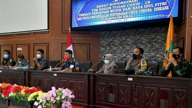 Pemerintah Kabupaten Sinjai menggelar Rapat Koordinasi membahas aturan peniadaan mudik Hari Raya Idul Fitri 1442 Hijriyah dan upaya pengendalian penyebaran Covid-19 selama bulan suci Ramadan di Ruang Pola Kantor Bupati Sinjai, Kamis (29/04/2021).