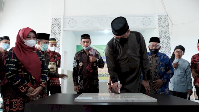 Bupati Gowa Adnan Purichta Ichsan, saat meresmikan Pondok Tahfidz Al-Qur'an Daarul Huffadz di Kecamatan Bajeng. (Istimewa)