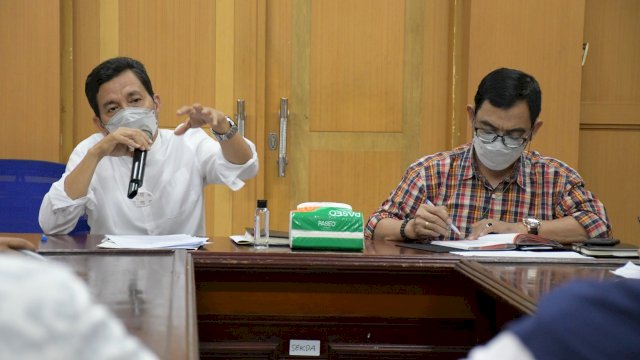 Sekretaris Daerah Kabupaten Luwu Utara Armiady (kemeja putih) didampingi Kalaksa BPBD Muslim Muhtar saat menggelar rapat terkait larangan mudik lebaran. Jumat (30/04/2021)