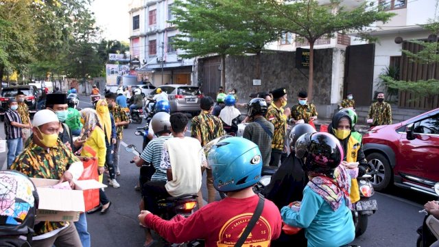 AMPG Sulsel membagikan takjil ke pengguna Jalan Bontolempangan Kota Makassar, Jumat (30/04/2021).