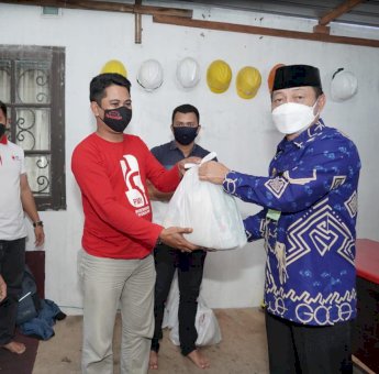 Ketua PMI Gowa Bagikan 60 Paket Lebaran untuk Pengurus dan Relawan