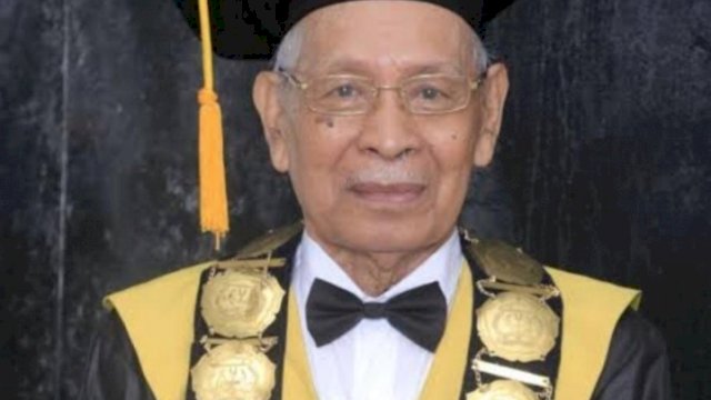 Rektor Universitas Cokroaminoto Palopo Prof. Drs. Hanafie Mahtika, MS.