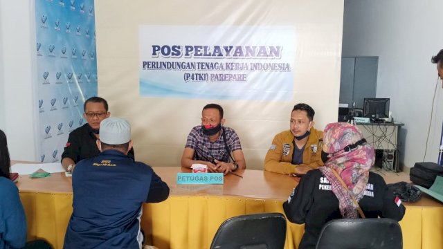 Kasi Intel Kesbangpol Sinjai Andi Ryan Ariatno (Ujung Kanan), saat menjemput Lina (61) warga Sinjai yang Dideportasi dari Malaysia di Posko P4TKI Parepare, Jumat (02/04/2021).