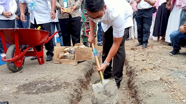 Bupati Sinjai Andi Seto Ghaditsa Asapa, melakukan Peletakan Batu Pertama Pembangunan Masjid Nur Ilham IKA SMPN 1, Rabu (07/04/2021).