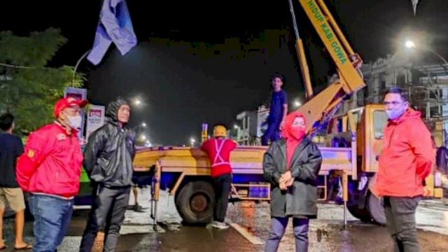 DPM-PTSP Kabupaten Gowa bersama DLH saat menurunkan papan reklame di Jalan Sultan Hasanuddin. (Istimewa)