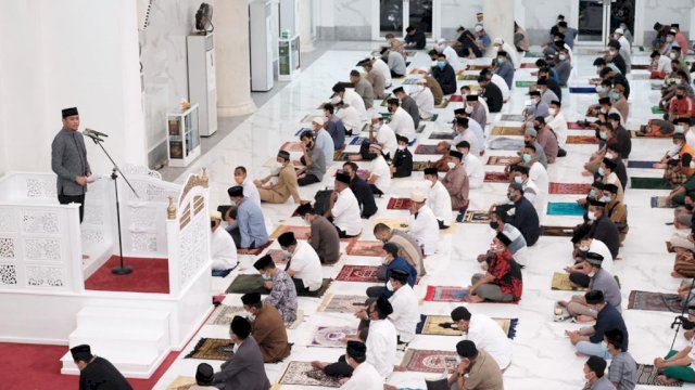 Bupati Gowa Adnan Purichta Ichsan saat menyampaikan sambutan pada pelaksanaan shalat tarawih berjamaah di Masjid Agung Syekh Yusuf Sungguminasa, Senin (12/04/2021) malam kemarin. (Istimewa)