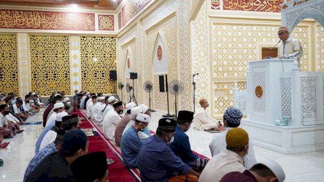 Bupati Luwu Timur Budiman Hakim, memberikan sambutan saat Pelaksanaan Tarawih Pertama di Masjid Babul Khair Desa Puncak Indah Kecamatan Malili, Senin (12/04/2021). 
