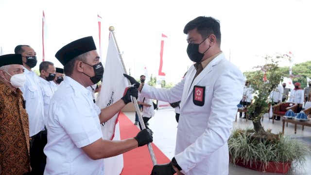 Ketua PMI Sulsel Adnan Purichta Ichsan, saat melantik pengurus PMI Takalar. (Istimewa)
