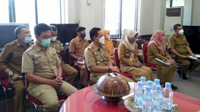Beberapa Kepala OPD mengikuti Rapat Percepatan Penyederhanaan Birokrasi di Ruang Kerja Sekretaris Daerah (Sekda) Sinjai, Drs. Akbar Mukmin, Senin (12/04/2021).