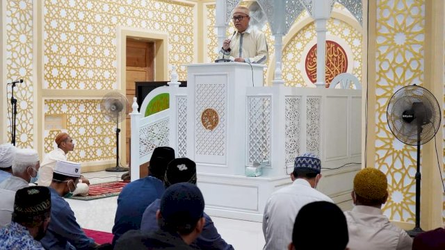 Bupati Luwu Timur Budiman Hakim, memberikan sambutan saat Salat Tarawih Perdana di Masjid Babul Khair, Desa Puncak Indah Kecamatan Malili, Senin (12/04/2021). 