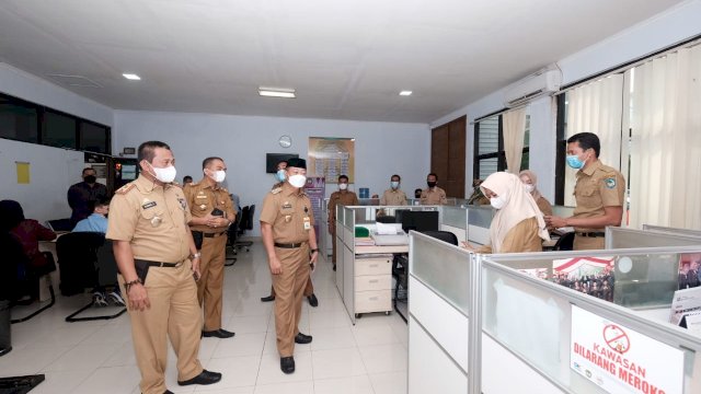 Wakil Bupati Gowa Abd. Rauf Malaganni saat melakukan sidak kepada jajaran ASN di lingkup Pemkab Gowa, Selasa (13/04/2021). (Istimewa)