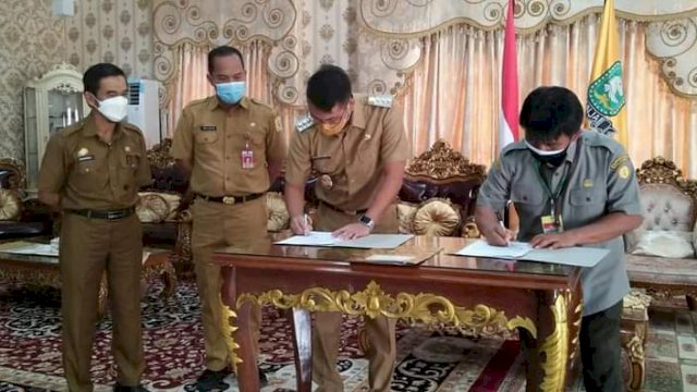 Penandatangan MoU Bupati Sinjai Andi Seto Asapa (ASA) dengan Kepala Balitsereal, Dr. Muhammad Azrai bertempat di Rumah Jabatan Bupati Sinjai. Senin (19/04/2021)