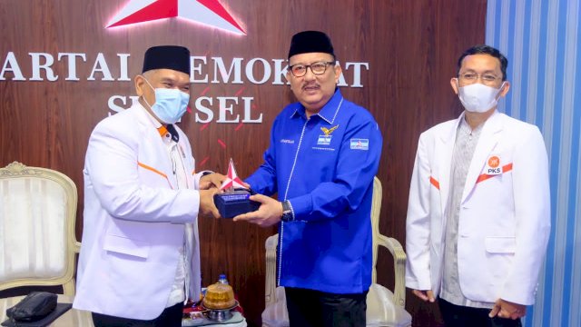 Ketua DPD Partai Demokrat Sulsel Ni'matullah Erbe, memberikan cindera mata kepada Ketua DPW PKS Sulsel Amri Arsyid, saat berkunjung ke Sekretariat DPD Partai Demokrat Sulsel di Jl. Mirah Seruni Kota Makassar, Jumat (30/04/2021).