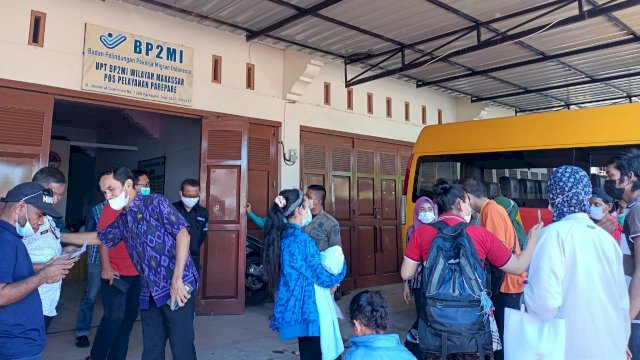 Penjemputan dua warga sinjai oleh Dinas Koperasi dan Ketenagakerjaan Kabupaten Sinjai di Pelabuhan Nusantara Kota Parepare, Jumat (30/04/2021).