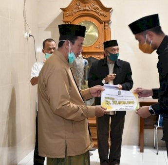 Bupati Andi Seto Salurkan Bantuan Pembangunan Masjid Nurut Tijarah di Sinjai Utara