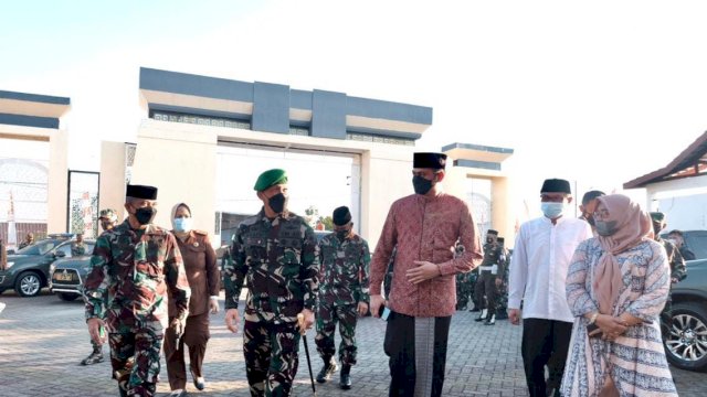 Bupati Gowa Adnan Purichta Ichsan, saat menyambut kedatangan Pangdam XIV Hasanuddin, Sabtu (01/05/2021). Istimewa)