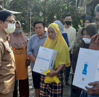 Pemda Lutra Serahkan Bantuan Untuk Korban Kebakaran di Desa Cenning Malbar