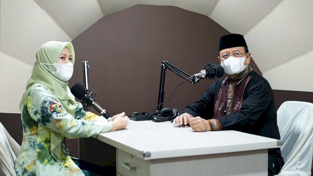Kepala LLDIKTI Wilayah IX Prof. Jasruddin, saat mwnjadi tamu pertama di Rumah Hobbit STIK Yapma, Senin (03/05/2021).