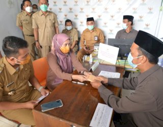 Bupati Sinjai Bersama Keluarga Tunaikan Zakat Lewat Baznas