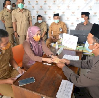 Bupati Sinjai Bersama Keluarga Tunaikan Zakat Lewat Baznas