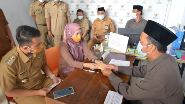 Istri Bupati Sinjai Andi Seto Ghaditsa Asapa, Andi Nurhilda Daramata Seto menyerahkan zakat kepada pihak Baznaz Sinjai, Senin (03/05/2021).