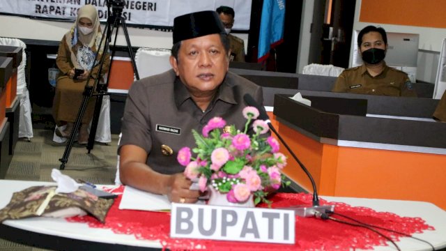 Bupati Soppeng Andi Kaswadi Razak, mengikuti Pelatihan Kepemimpinan dan Pelatihan Dasar CPNS dilaksanakan secara virtual oleh Lembaga Administrasi Negara RI secara virtual, idi Ruang Lamataesso kantor Bupati Soppeng, Selasa (04/05/2021).