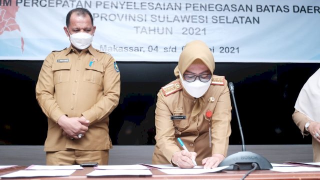 Pjs Sekretaris Kabupaten Gowa Kamsina saat menghadiri rapat koordinasi terkait Pembahasan Segmen Batas Daerah bersama Tim Percepatan Penyelesaian Penegasan Batas Daerah (PBD) di Kantor Gubernur Sulawesi Selatan. (Istimewa)