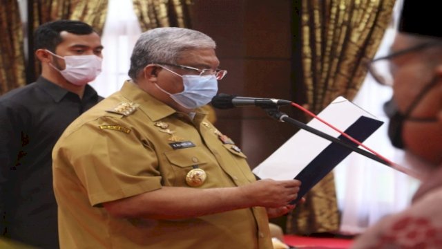 Gubernur Ali Mazi saat melantik pengurus Dewan Pendidikan Provinsi Sultra Periode 2020-2025. Foto: Diskominfo Sultra