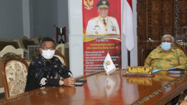 Gubernur Sultra Ali Mazi didampingi Kepala Bappeda Sultra Johannes Robert Maturbongs saat mengikuti Musyawarah Perencanaan Pembangunan Nasional (Musrenbangnas) 2021 yang digelar secara daring. Foto: Diskominfo Sultra