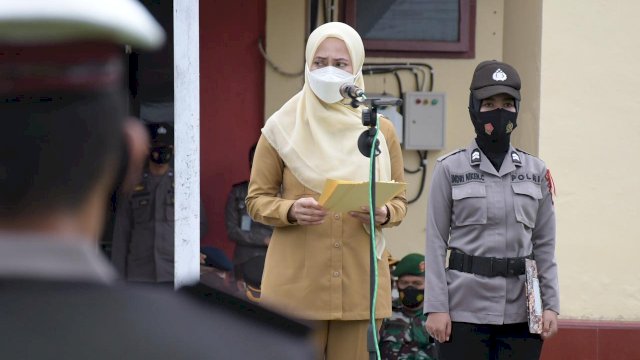 Bupati Luwu Utara, Indah Putri Indriani membacakan pidato seragam Kapolri Jenderal (Pol) Listyo Sigit Prabowo, saat memimpin apel Gelar Pasukan Ops Ketupat 2021 di halaman Polres Luwu Utara. Rabu (05/05/2021)