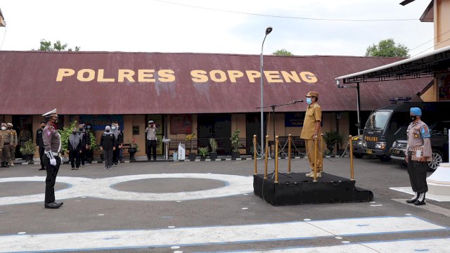 Apel Gelar Pasukan Ops Ketupat tahun 2021 berlangsung di Lapangan Apel Mapolres Soppeng, dipimpin oleh Bupati Soppeng Andi Kaswadi Razak, Rabu (05/05/2021).