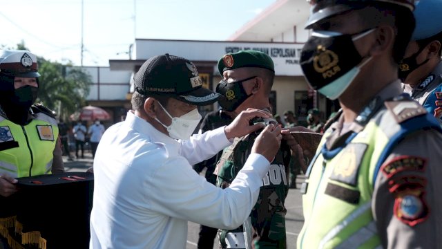 Wakil Bupati Gowa Abd. Rauf Malaganni, saat menghadiri Apel Gelar Pasukan Operasi Ketupat 2021 dalam Rangka Perayaan Hari Raya Idul Fitri 1442 Hijriah di Masa Pandemi Covid-19 di Halaman Mapolres Gowa. (Istimewa)