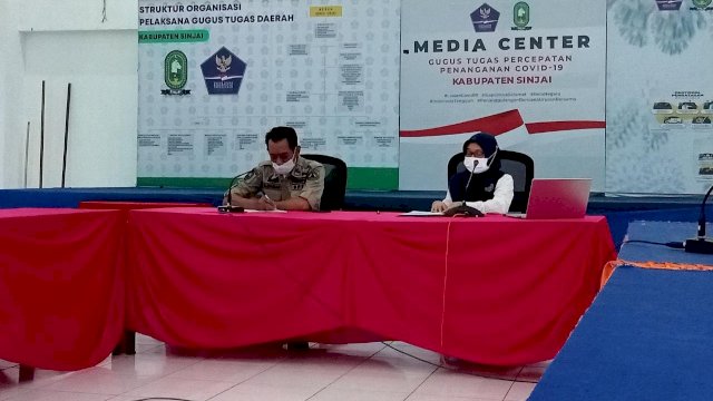 Kepala Dinas Kesehatan Kabupaten Sinjai dr. Emmy Kartahara, bersama kepala BPBD Sinjai saat menggelar jumpa pers di media center satgas penangan Covid-19, Rabu (05/05/2021).