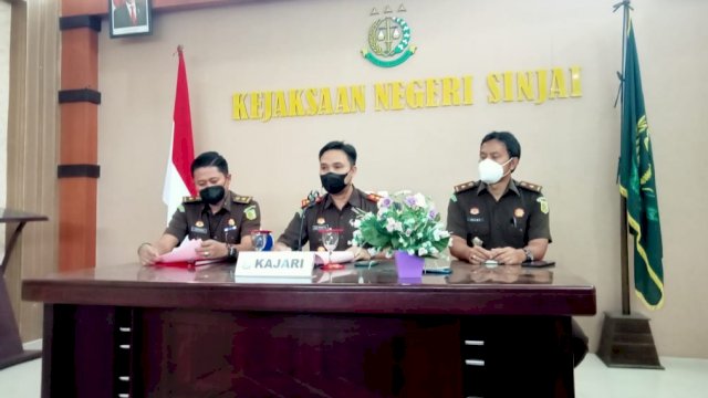 Konferensi Pers di Kantor Kejaksaan Negeri Sinjai, Rabu (05/05/2021).