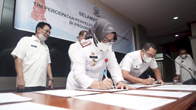 Penjabat Sementara (Pjs) Sekretaris Daerah Kabupaten Gowa Kamsina saat mengikuti Rapat Koordinasi Pembahasan PBD Makassar-Gowa yang dilaksanakan bersama Tim Percepatan PBD Kementerian Dalam Negeri di Command Center, Kantor Gubernur Sulsel. (Istimewa)
