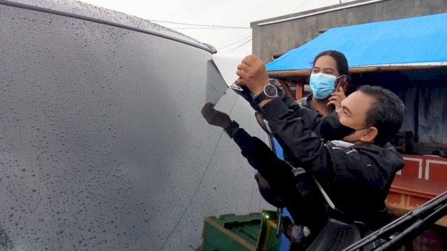 Pemasangan sticker khusus ke salah satu mobil pengangkut hasil laut di Tempat Pelelangan Ikan Lappa Kabupaten Sinjai, Rabu (05/05/2021).