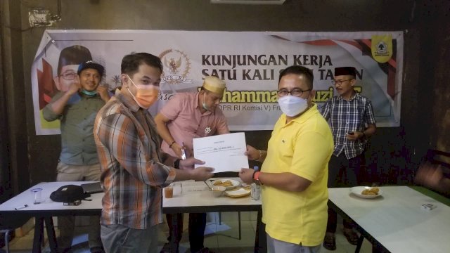 Abang Fauzi Hadiahi Saksi BISA Terbaik Pilkada 2020