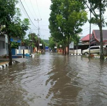 Diguyur Hujan, Ruas Jalan di Kota Sinjai Tergenang, Ini yang Dilakukan BPBD