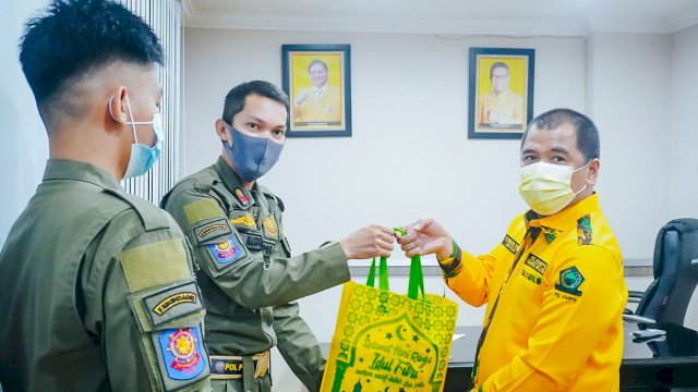 Sekretaris Fraksi Golkar DPRD Sulsel Rahman Pina, memberikan bingkisan paket kepala salah satu Anggota Sat Pol-PP di Sekretariat DPRD Sulsel, Kamis (06/05/2021).