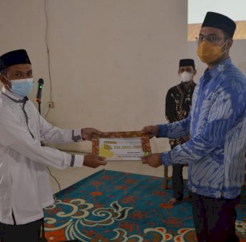 Andi Seto Serahkan Bantuan Dana Hibah di Ponpes Darul Istiqamah Puce’e Sinjai