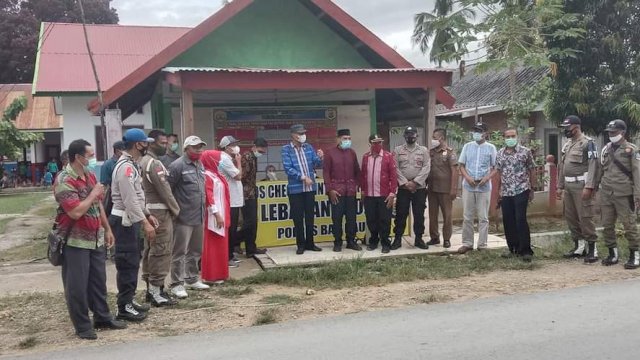 Sekda Kabupaten Buton Tengah (Buteng) Kostantinus Bukide, memantau posko perbatasan Buteng-Muna, Kamis (06/05/2021).