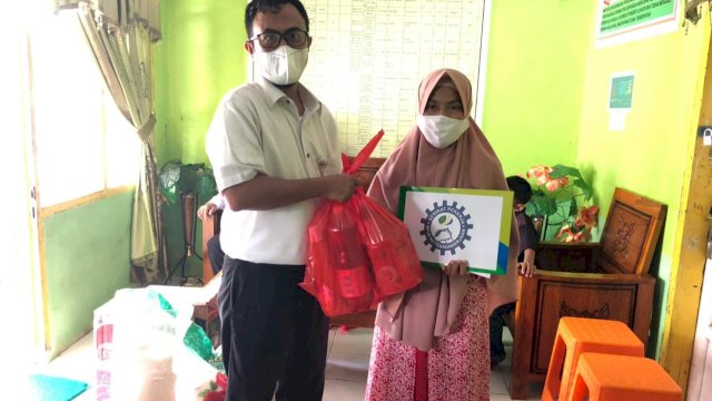 Kepala BPJS Ketenagakerjaan Kabupaten Sinjai, Gasali, saat menyerahkan paket sembako ke pengurus Panti Asuhan.