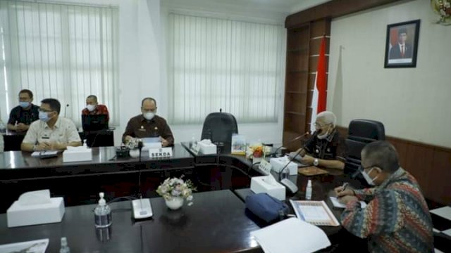 Bupati Asahan H. Surya didampingi Kepala OPD, menerima kunjungan Tim Monitoring Evaluasi dari KemenPAN-RB, di Aula Mawar Kantor Bupati Asahan, Jum&rsquo;at (07/05/2021).