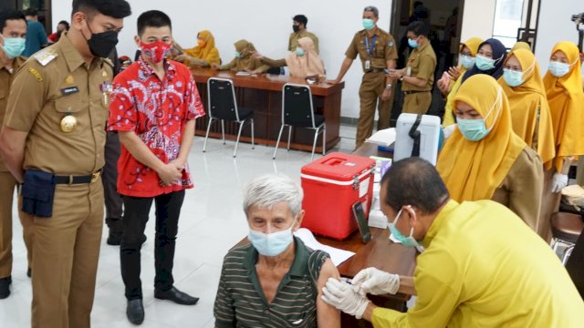 Bupati Gowa Adnan Purichta Ichsan, saat memantau pemberian vaksin Covid-19 bagi lansia Tionghoa. (Istimewa)