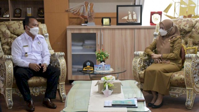 Bupati Luwu Utara Indah Putri Indriani berbincang dengan Kepala BNN Kota Palopo AKBP Ustim Pangarian di ruang kerja bupati Luwu Utara. Senin (10/05/2021)