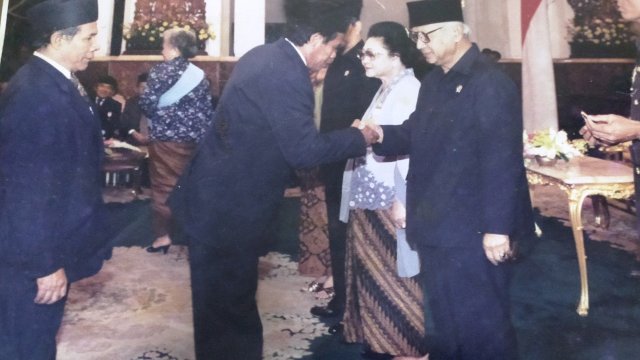 Drs. H. Abdul Muin diterima Presiden RI Soeharto, setelah menerima penghargaan di Istana Negara 9 September 1995.
