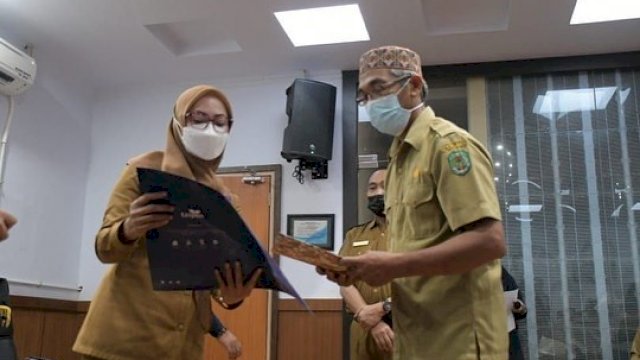 13 PNS Terima SK Pensiun Dari Bupati Luwu Utara