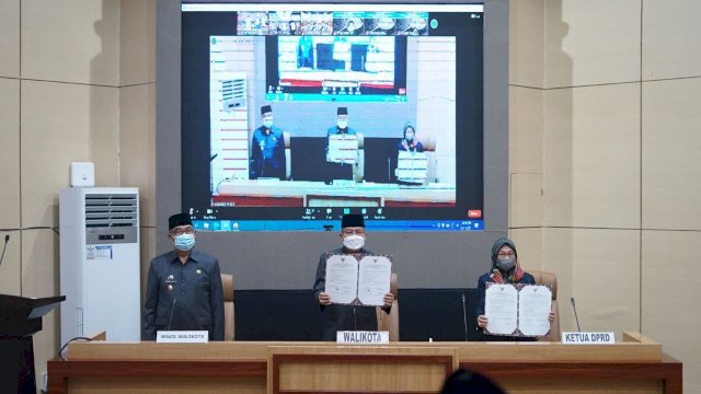 Wali Kota Parepare Taufan Pawe, didampingi Wakil Wali Kota Pangerang Rahim dan Ketua DPRD Andi Nurhatina, mengikuti penyerahan Predikat dari BPK secara virtual di Ruang Pola Kantor Wali Kota Parepare, Selasa (11/05/2021).